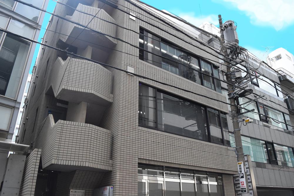 こちらの建物の3Fまでお越しください！