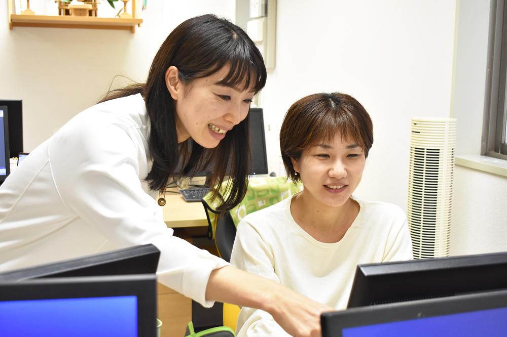 分からないことは代表含め、周りのスタッフに気軽に質問ができる環境です♪