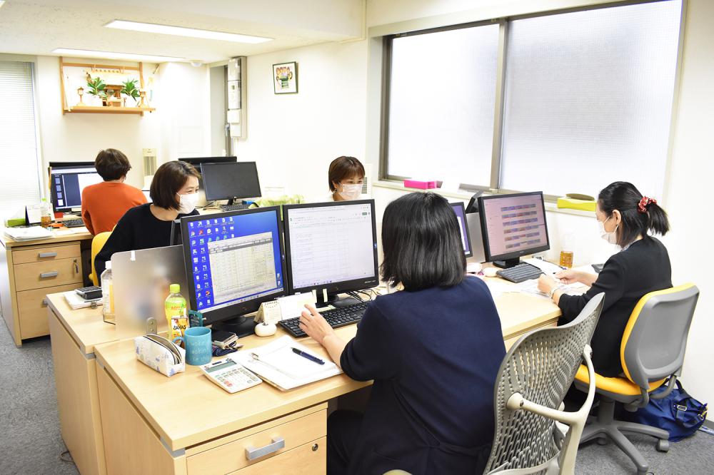 分からないことは代表含め、周りのスタッフに気軽に質問ができる環境です♪