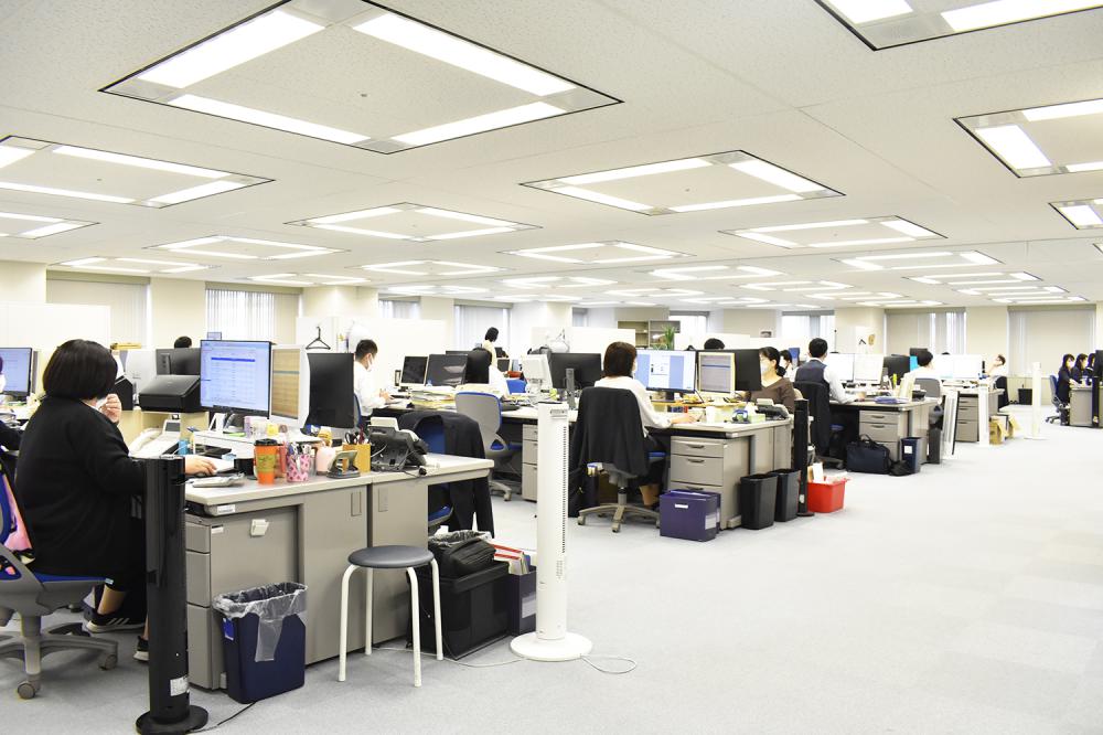 白を基調とした広々としたオフィス◎