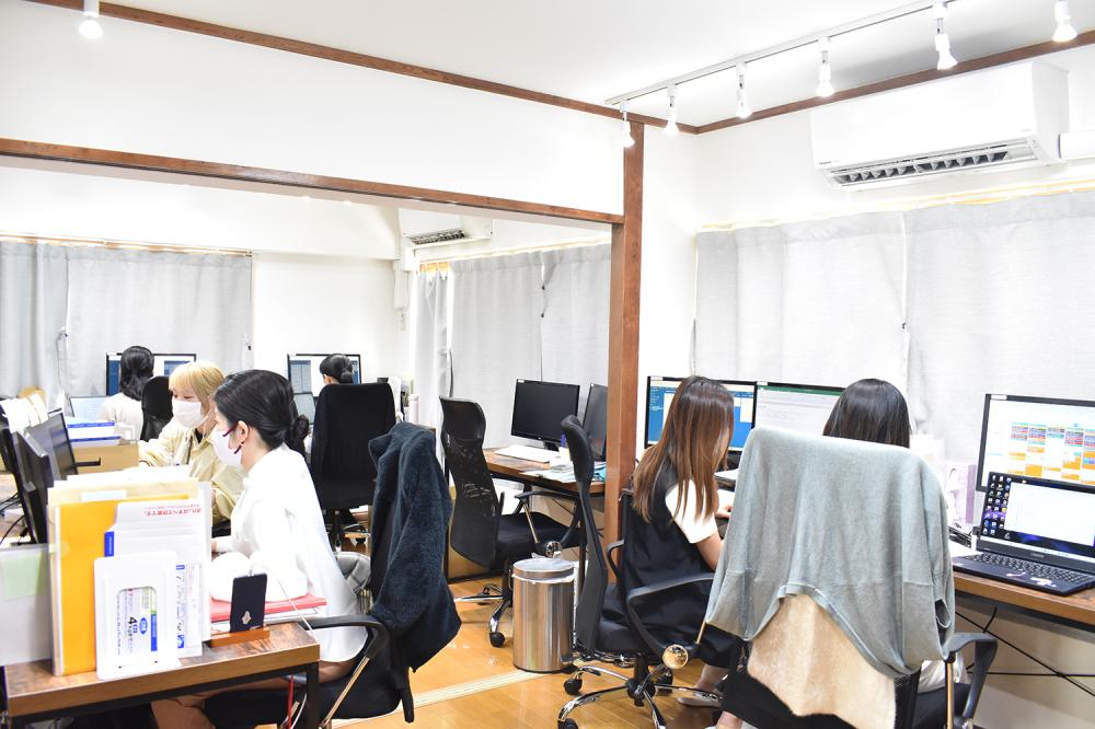 女性が活躍中のオフィス!2部屋分のスペースを使用しています。