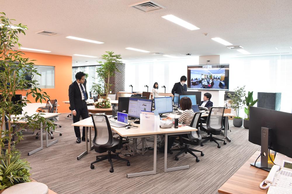 執務室内の様子。京都オフィスとリモートで繋げています！