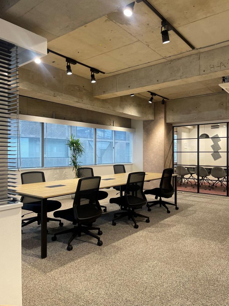 新オフィスの執務スペースは一人一人広くとっています！