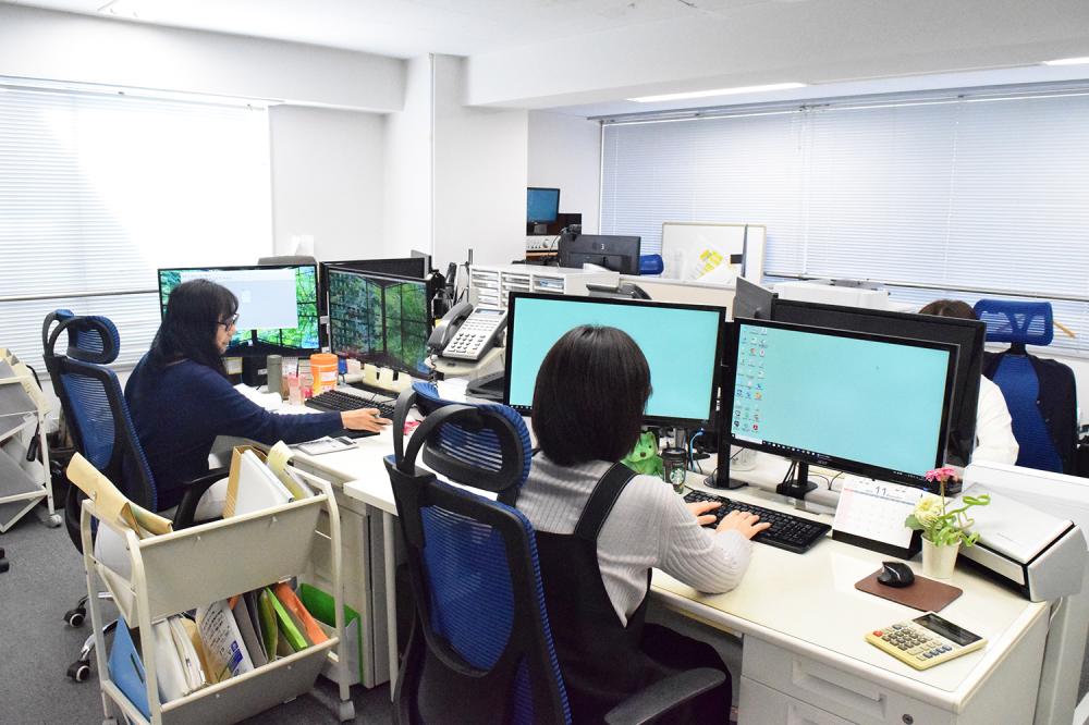 作業しやすいようにデスクトップ環境にも配慮。1人1台のスキャナーとプリンター完備