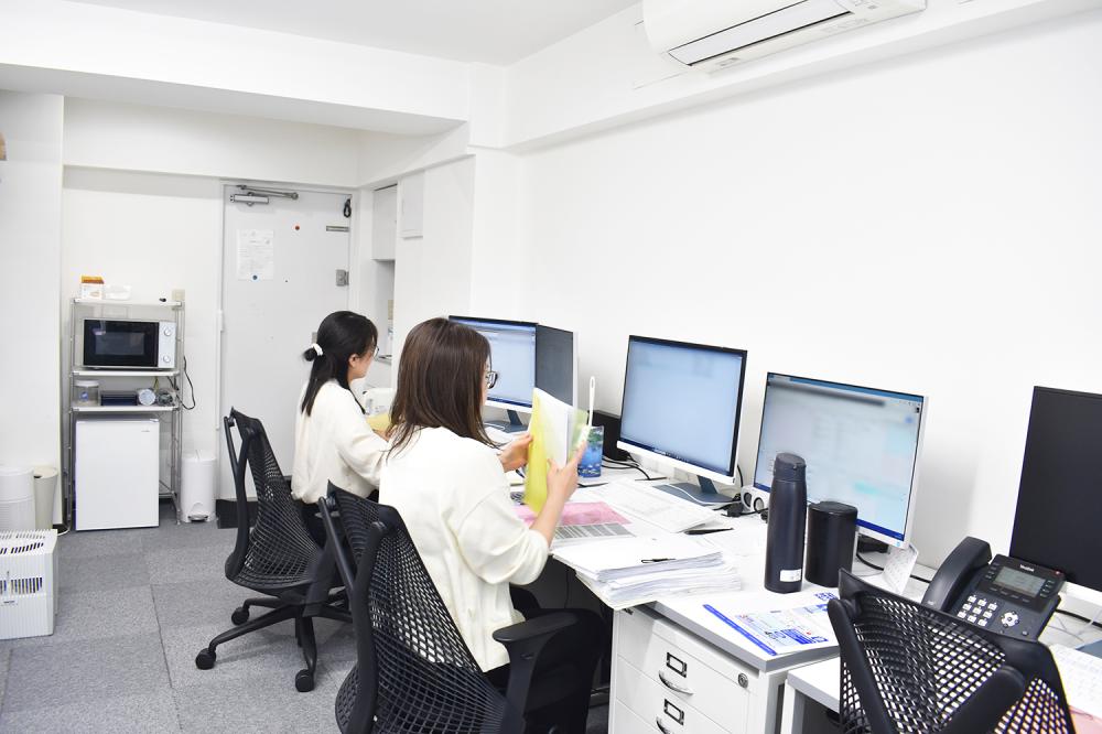 質問や相談のしやすい横並びのデスクです♪