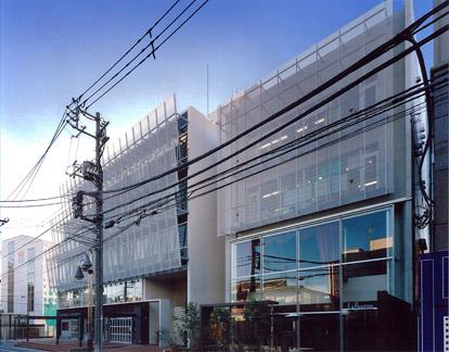 自由が丘駅徒歩2分。建物内は落ち着いた雰囲気で綺麗です。