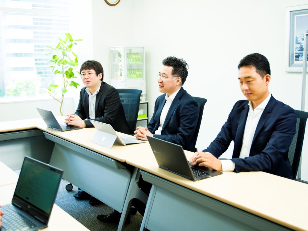 なごやかな雰囲気の中で真剣な議論を行います
