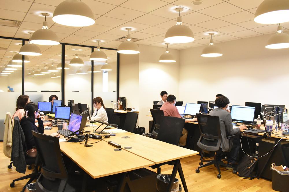 デュアルモニターで快適に作業出来ます◎
