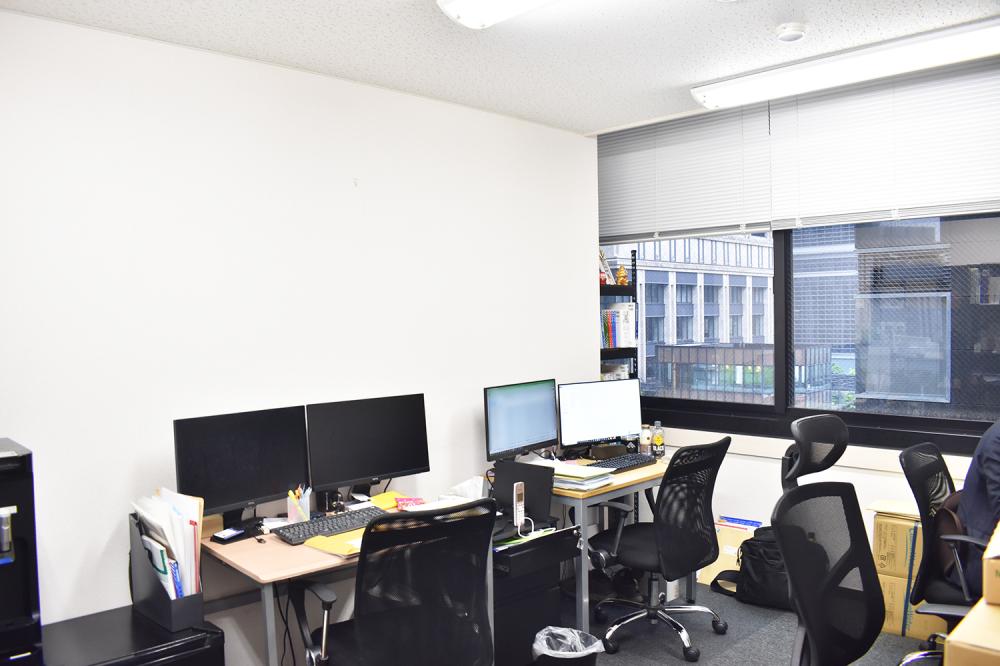 デュアルモニターで快適に作業出来ます◎