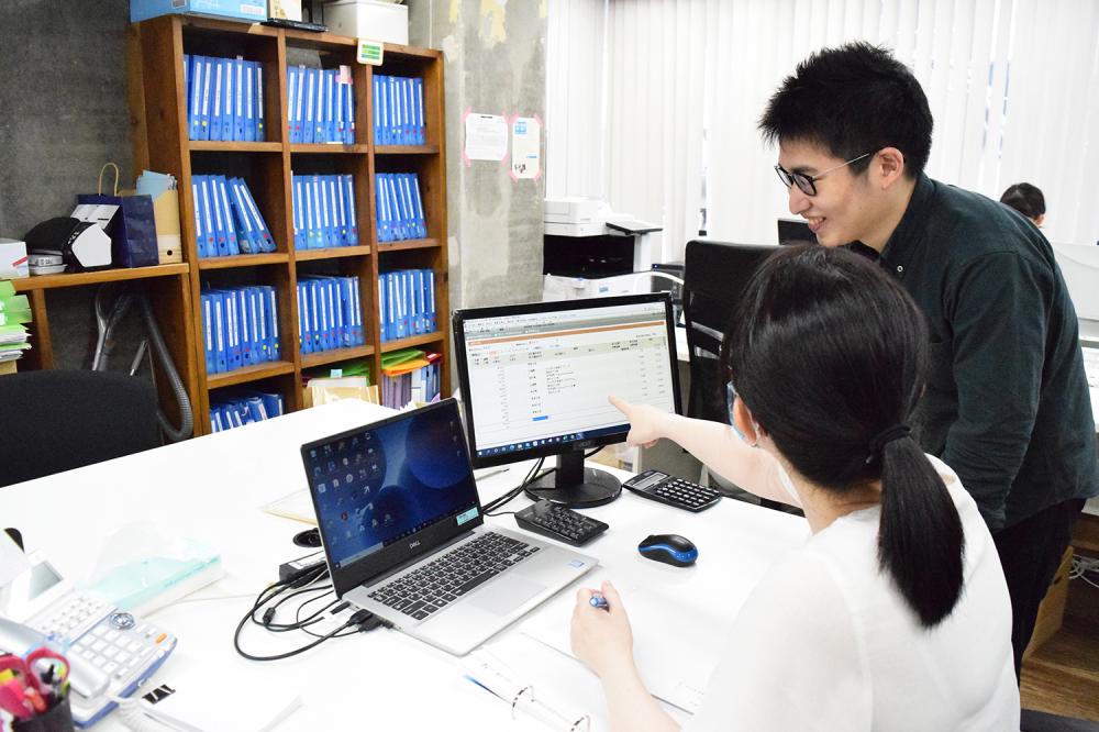 普段はチャットワークで、オフィスで会えばもちろん対面での相談も◎