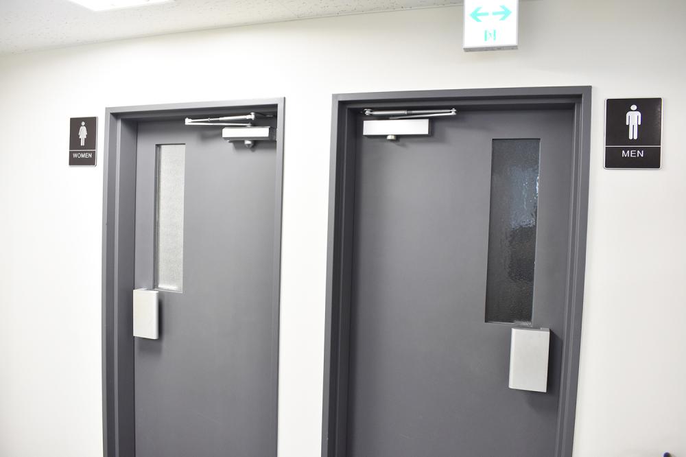 執務室内にあるトイレは男女別◎清掃はビルが行います