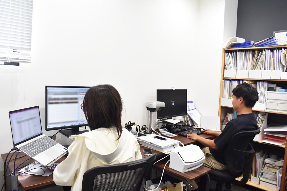 ノートPCと大型ディスプレイで快適作業のオフィスです。