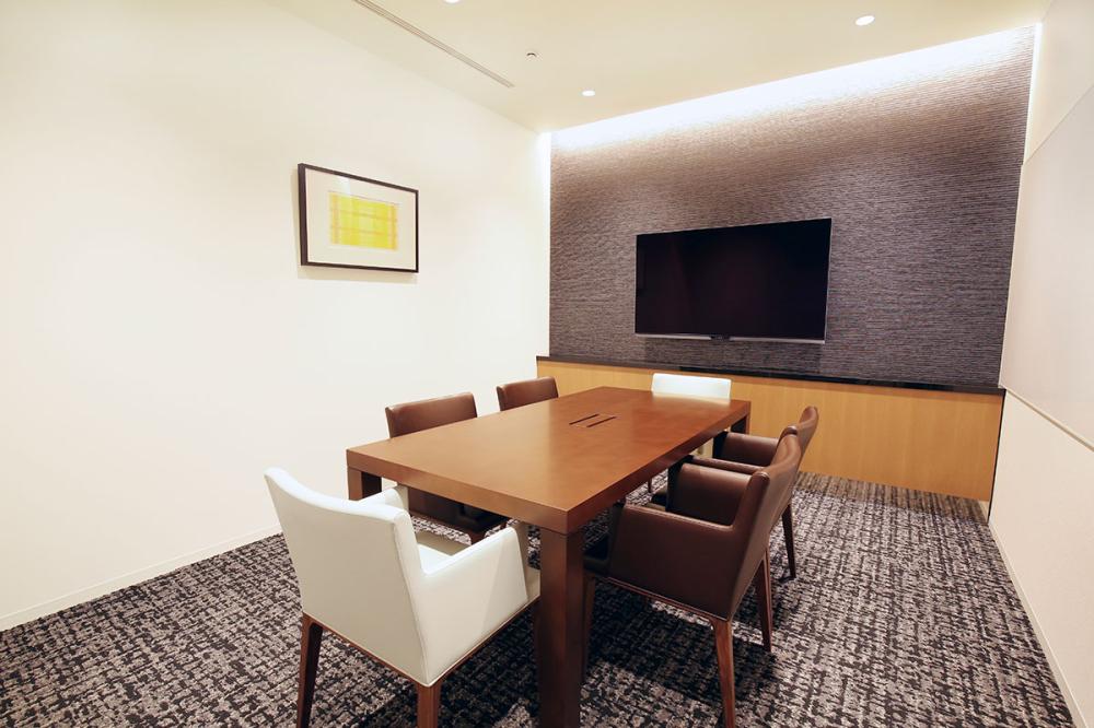 シェアオフィスの共用会議室の一枚