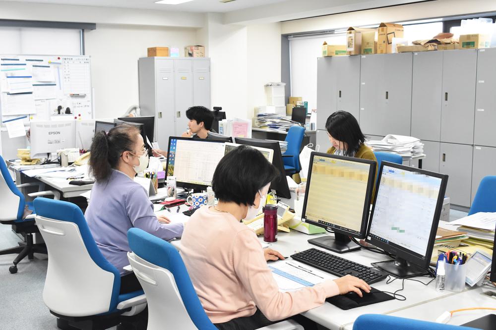 ダブルスクリーンでデスクは広く使っていただけます☆