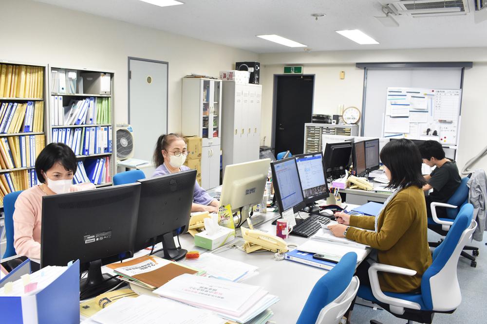 ダブルスクリーンでデスクは広く使っていただけます☆