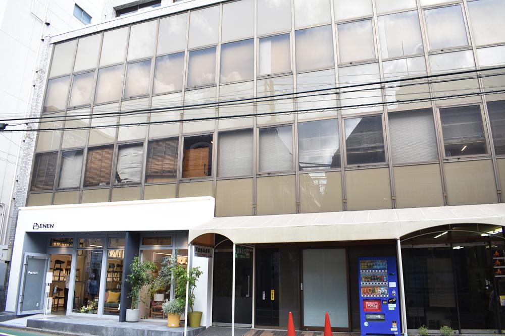 こちらの入り口からエレベーターで5階までどうぞ♪