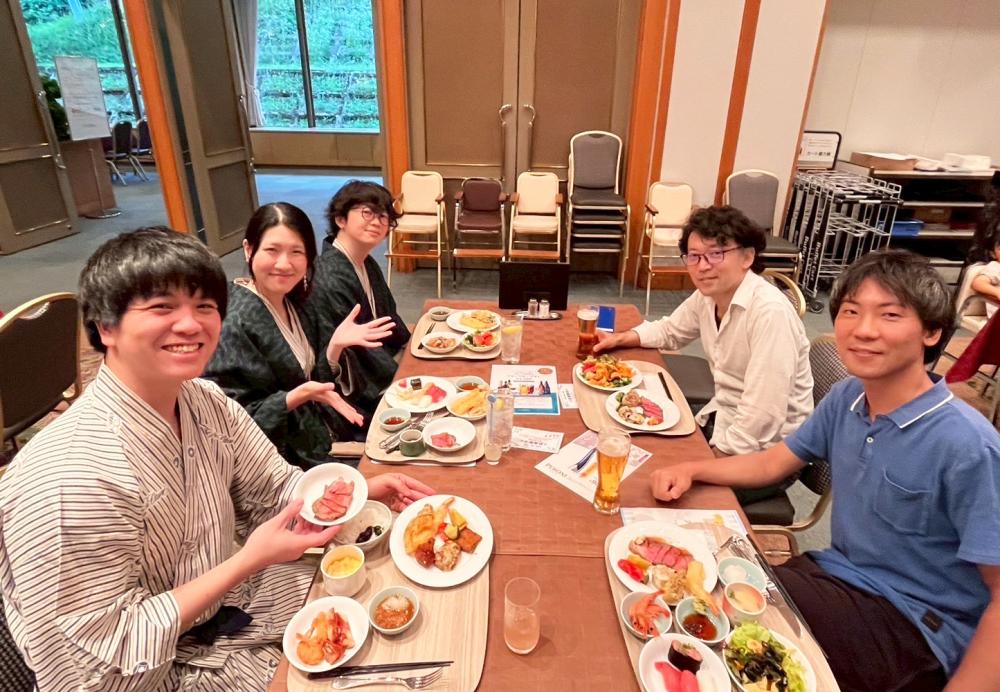 息抜きにみんなで食事やゴルフに行くことも◎