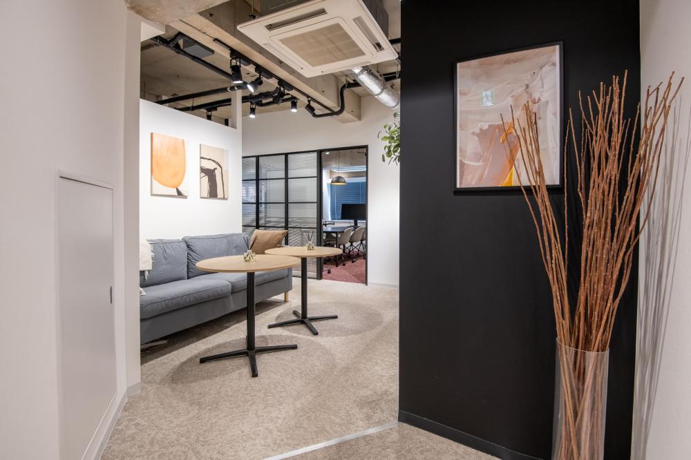 モダンな内装の会計事務所です♪BGMもスタッフ当番で流しています！