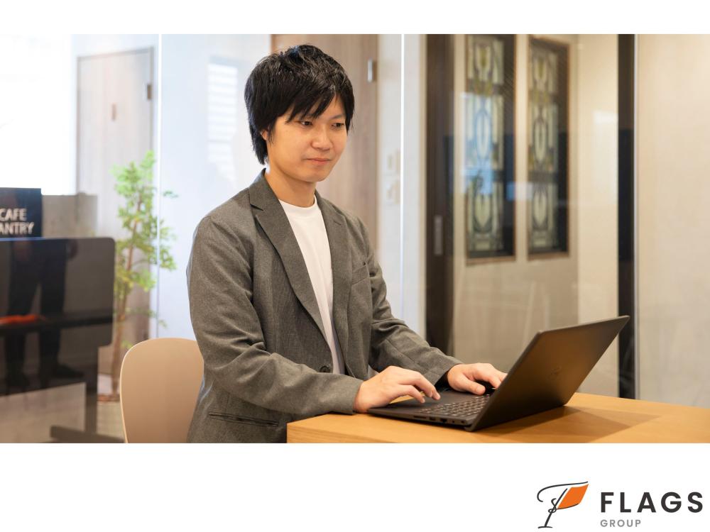 現在オフィスではビジカジスタイルです！事務所は20～60代まで幅広い年代が揃っています。