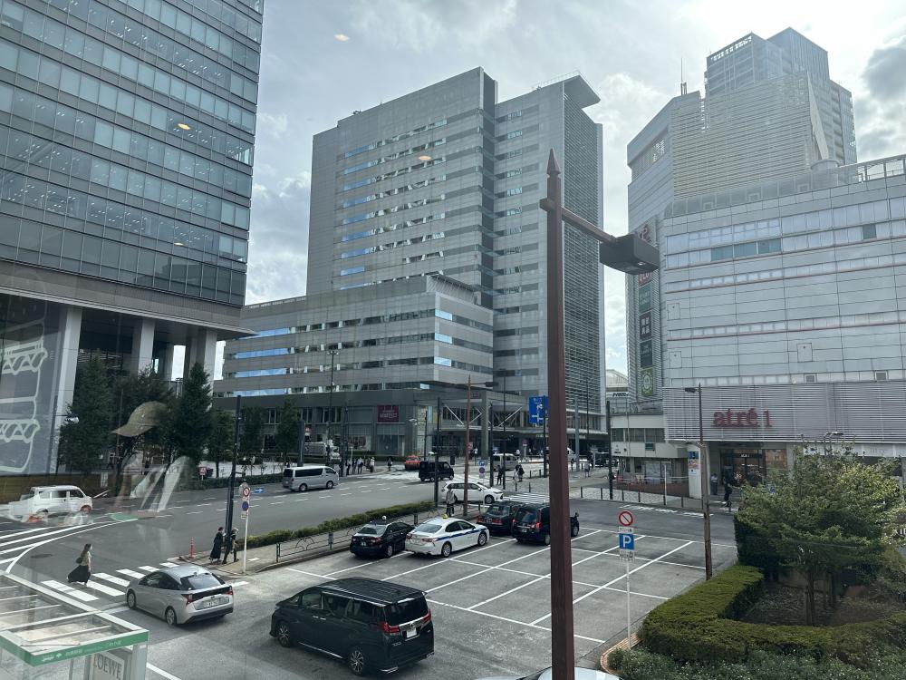 JR目黒駅から徒歩3分。駅周辺ではランチやショッピングも可能です。