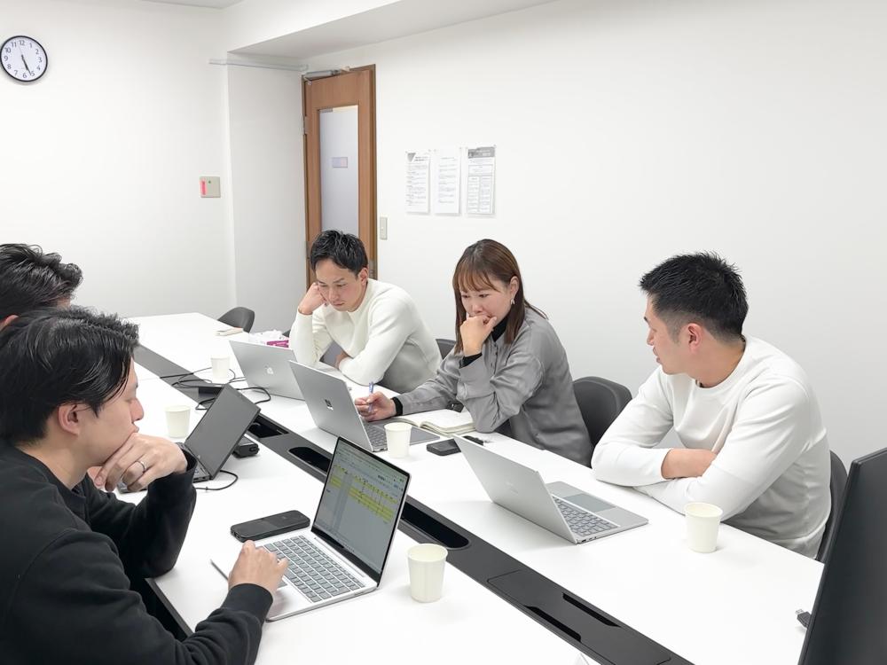 メンバーのミーティング風景です。