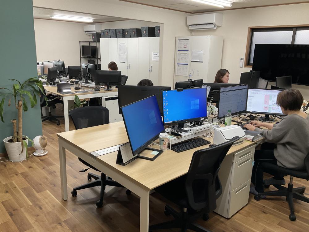 PCは複数画面で業務効率を重視します。