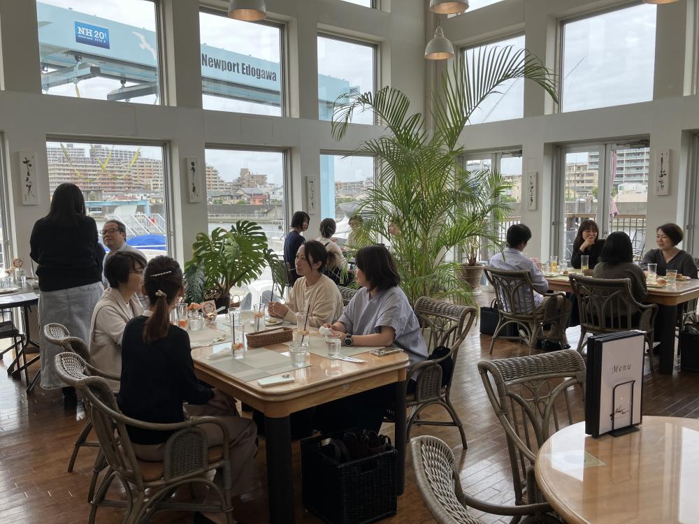 年に一度、全国からスタッフが集まります。懇親会では和気あいあいと楽しいひと時を過ごしています。