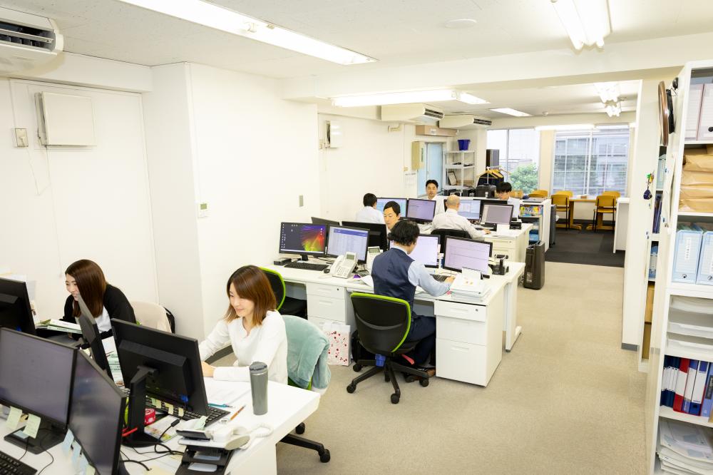 事務所内風景です。年内増床予定でさらに働きやすく◎