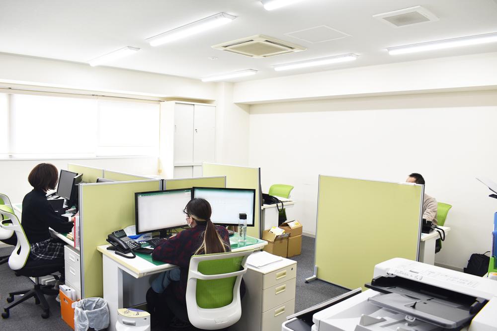社内は一人ひとりに広々としたデスクをご用意しております。