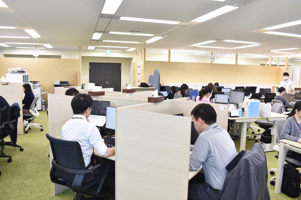 席はフリーアドレス◎集中したい時は壁のある席へ