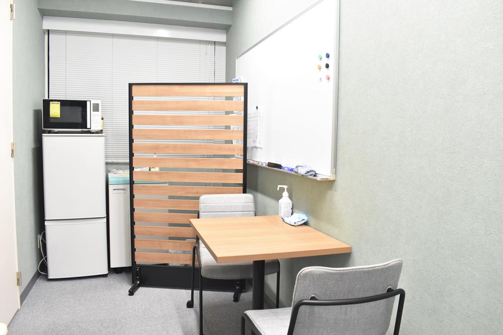 休憩や簡単な打ち合わせに。トイレも男女別です！