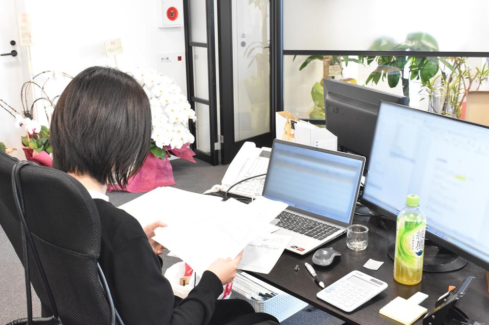 ゆったり使えるモニターとデスクです◎