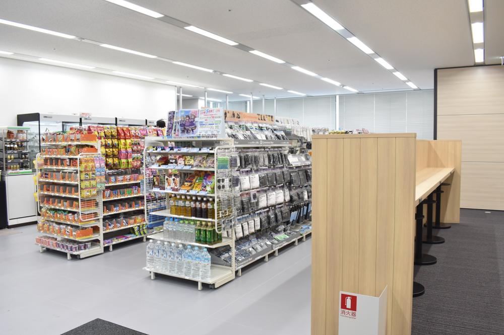 23階にはコンビニがあり、とっても便利です！