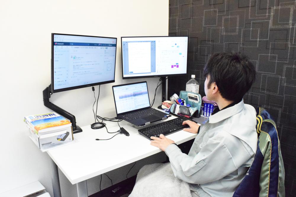 デスクは広々でお仕事しやすい環境です！