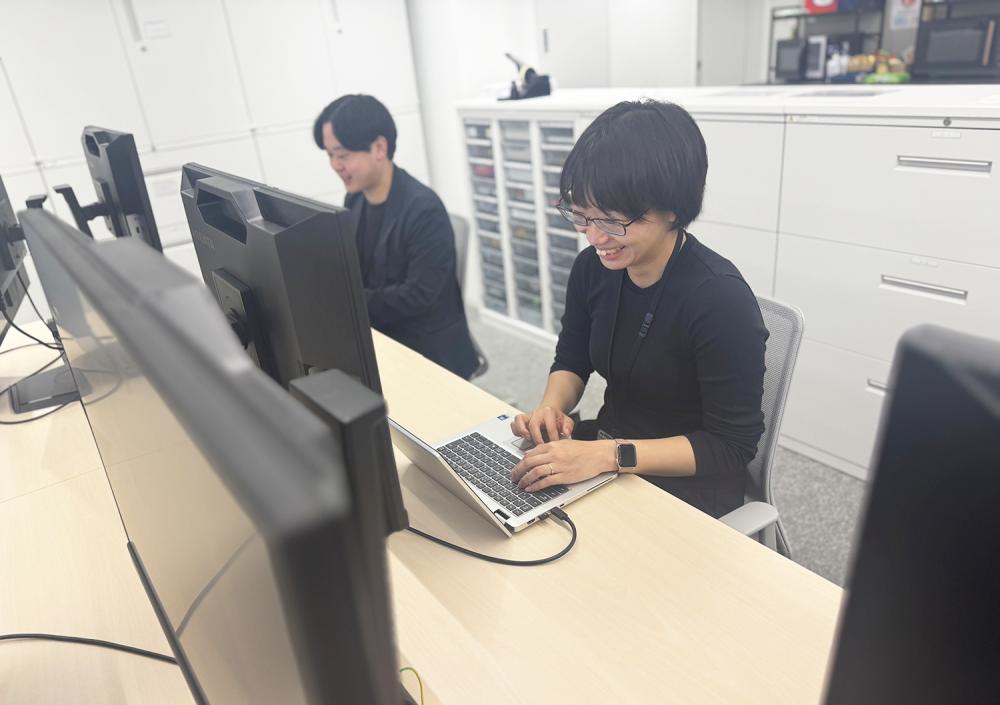 ノートPCの他に各席にモニター設置◎