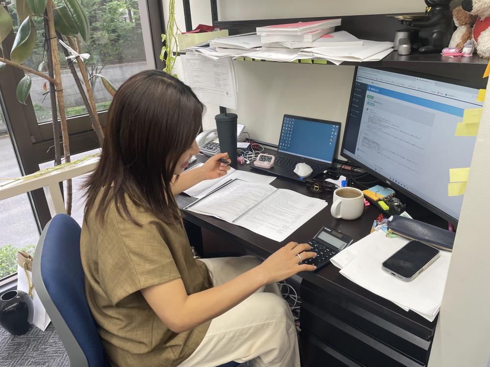 長女です。明るく気持ち良さそうな窓際で毎日熱心に税理士の受験勉強に励んでいます。