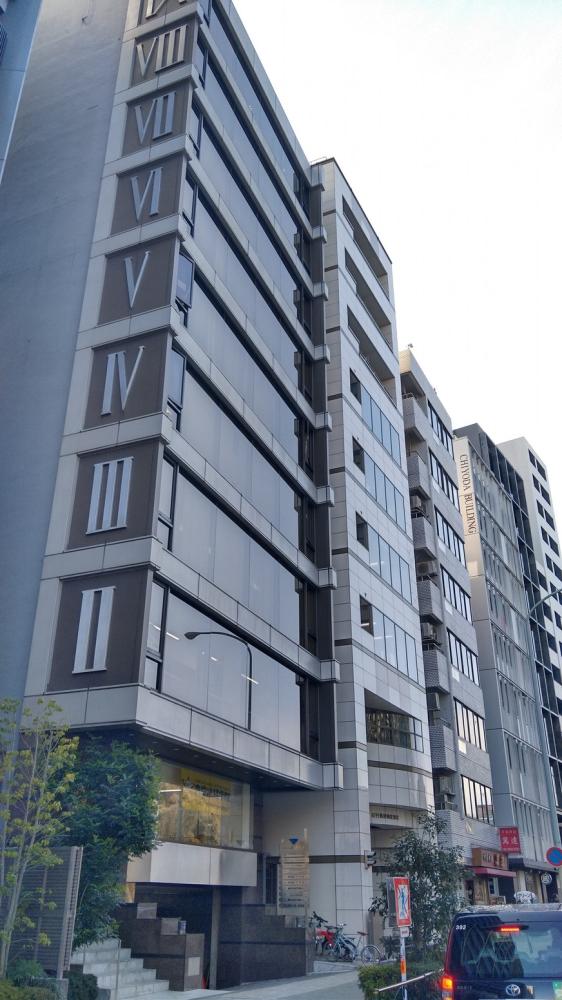 左側のビルの2階が当社の事務所。道路を挟んで対面には防衛省があり、緑をたっぷり楽しめます。