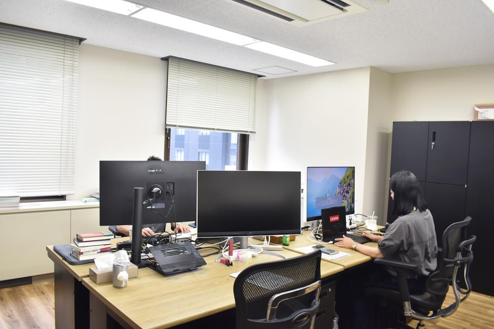 大型モニターありで作業もしやすい◎