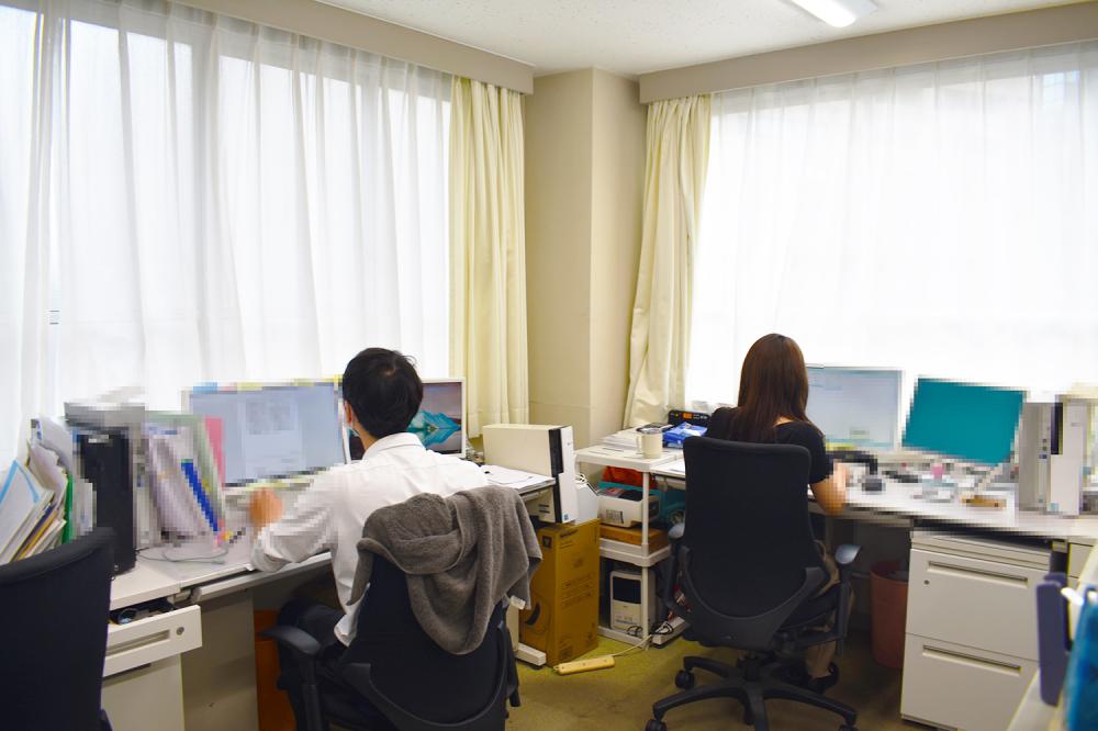 自然光が入る明るい事務所です！