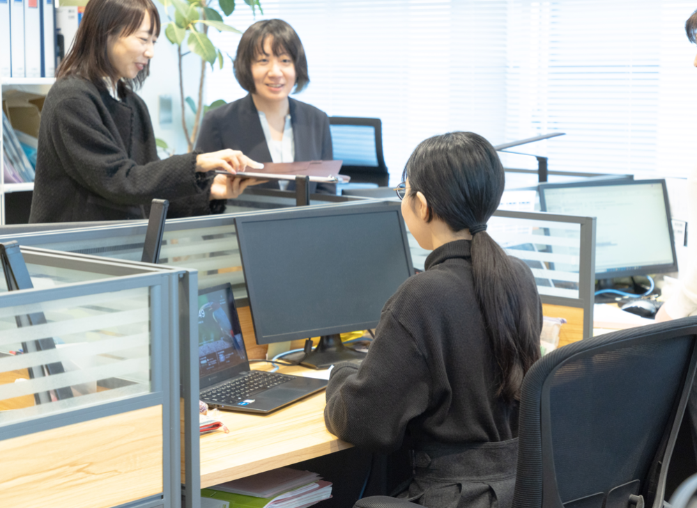 ノートPCとモニターが貸与されます。