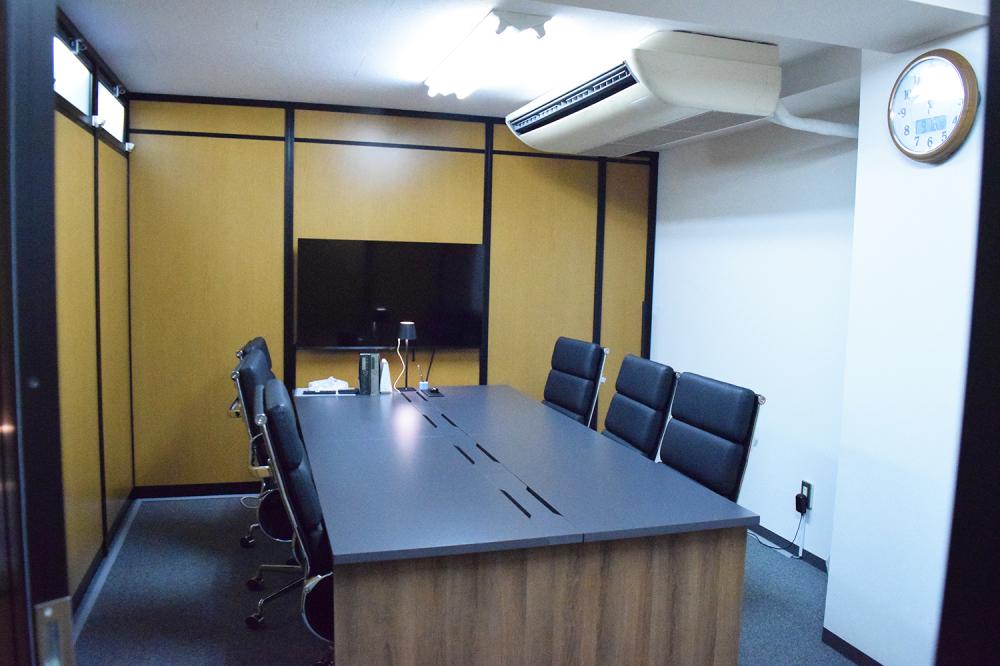 打ち合わせや来客時に使用する会議室です
