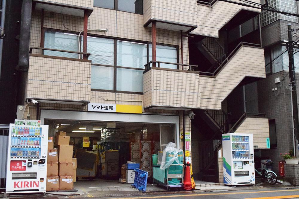 ヤマトの集荷所が目印のビルにあります